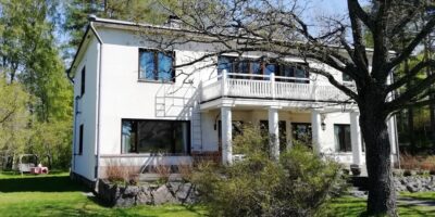 Villa Borgiksen valkoinen päärakennus etupihalta kuvattuna.
