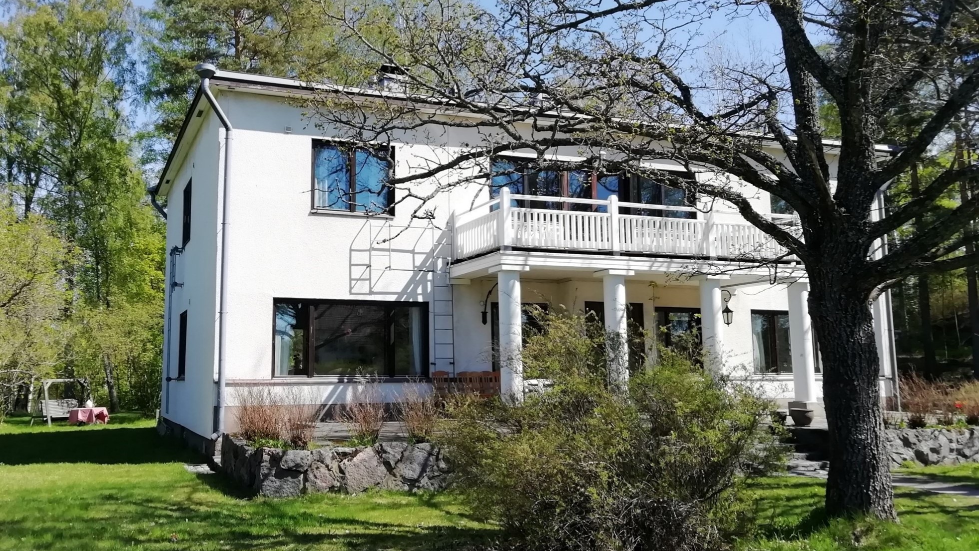 Villa Borgiksen valkoinen päärakennus etupihalta kuvattuna.