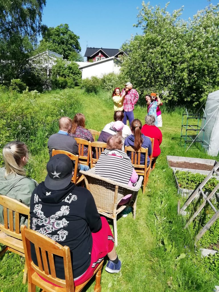 Eilen käynnistyi teatteriviikko draamallisin menetelmin. Linnunpelättimet saivat…