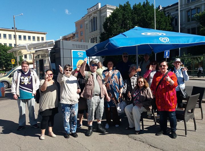 Haagan perinteinen lomille lähtö tapahtui Hietalahden torilta. Jäätelöt, kirppar…