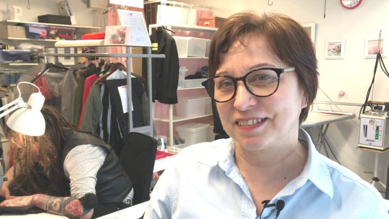 Korjausompelun suosio yllätti yrittäjän: ”Nuoret miehet tuovat paljon farkkuja paikattavaksi, kun ne ovat niin rakkaita”