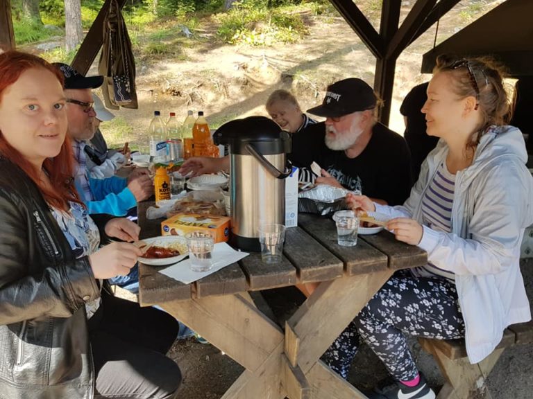 Toiveikas Torstai-ryhmä retkellä Luukissa. Sää mitä kaunein nautiskella luonnost…