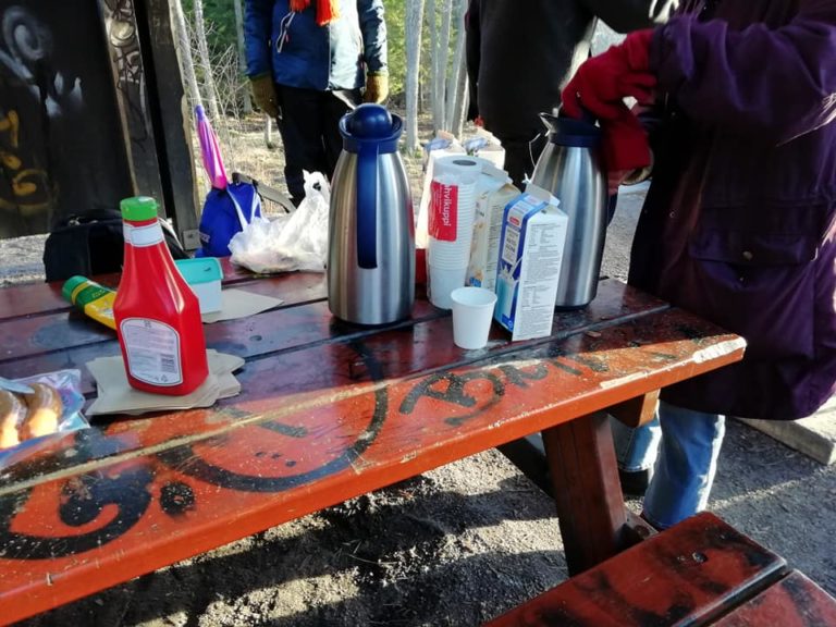 Terveisiä Uutelasta! 12 reipasta retkeilijää tammikuisella grillilounaalla ja na…