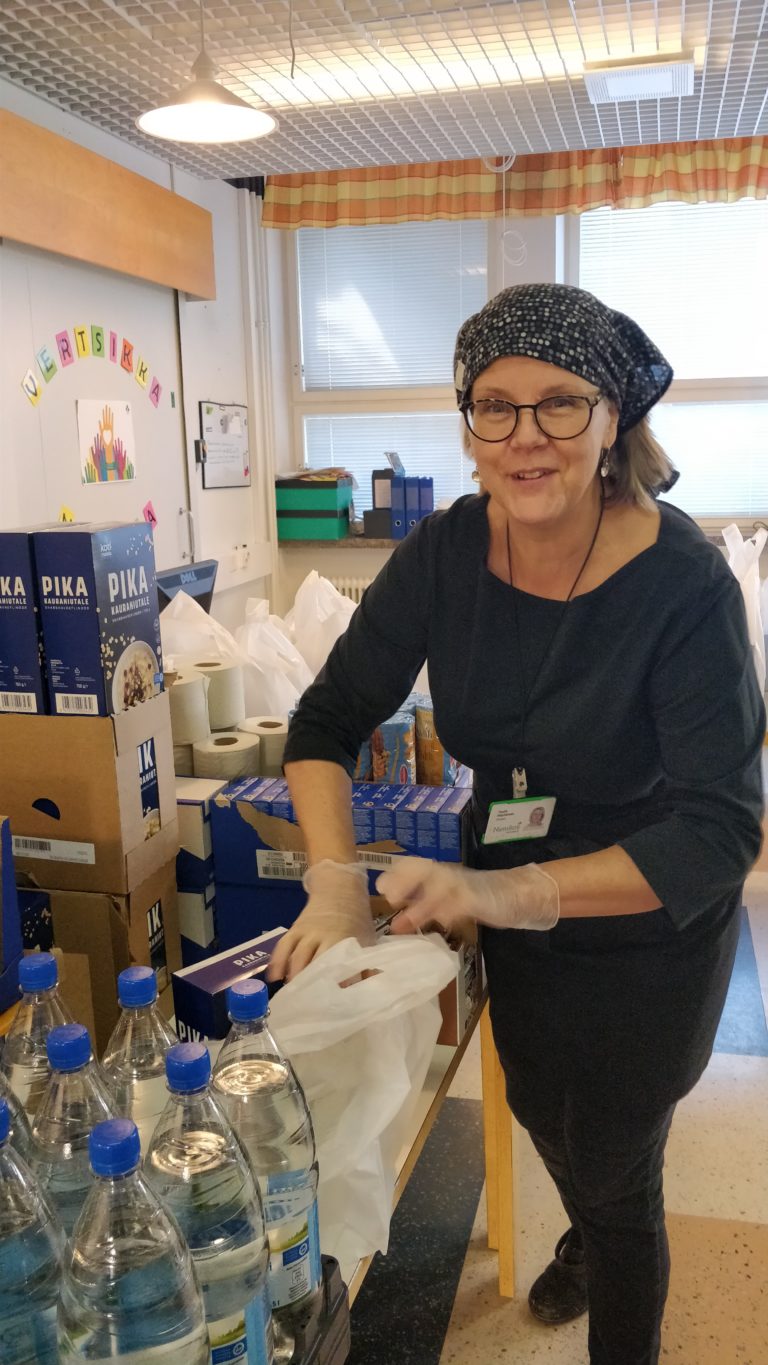 Haagan toimintatalon ohjaaja Tuula pakkaa kassia