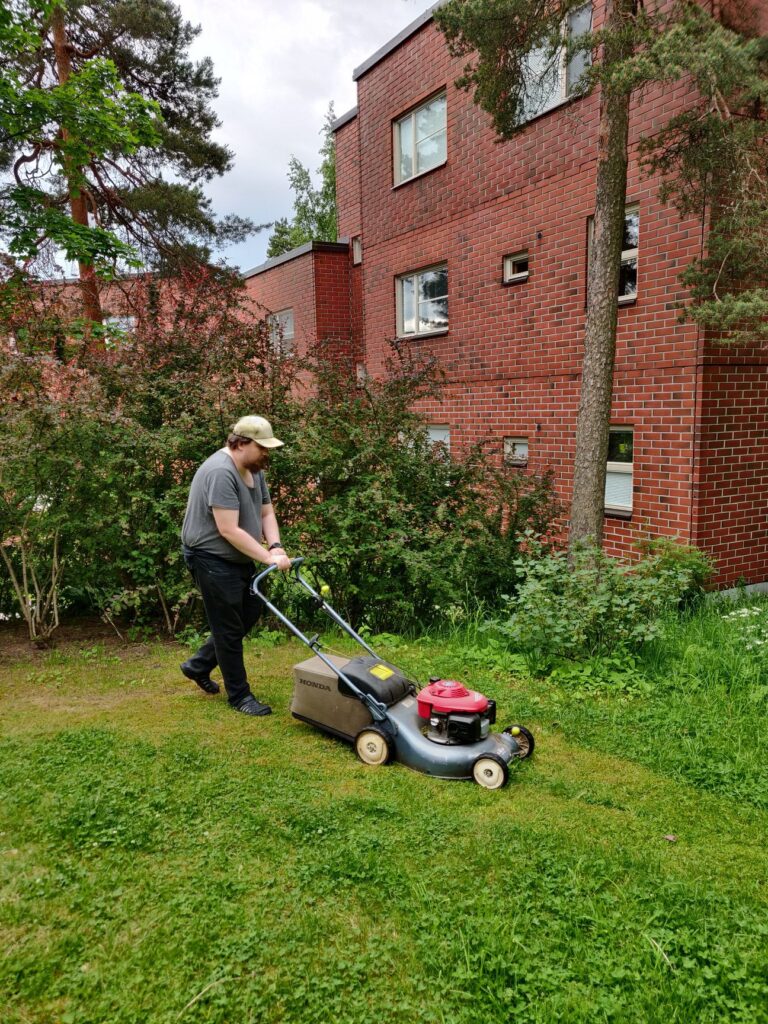 Nico ajaa elämänsä ensimmäistä kertaa nurmikkoa ruohonleikkurilla. Hyvää vaihtel…