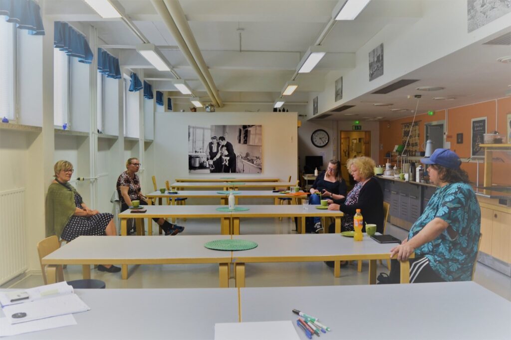 Keskiviikkona 5.8. toimintatalolla järjestettiin kokemusasiantuntijakahvilan Open Mic