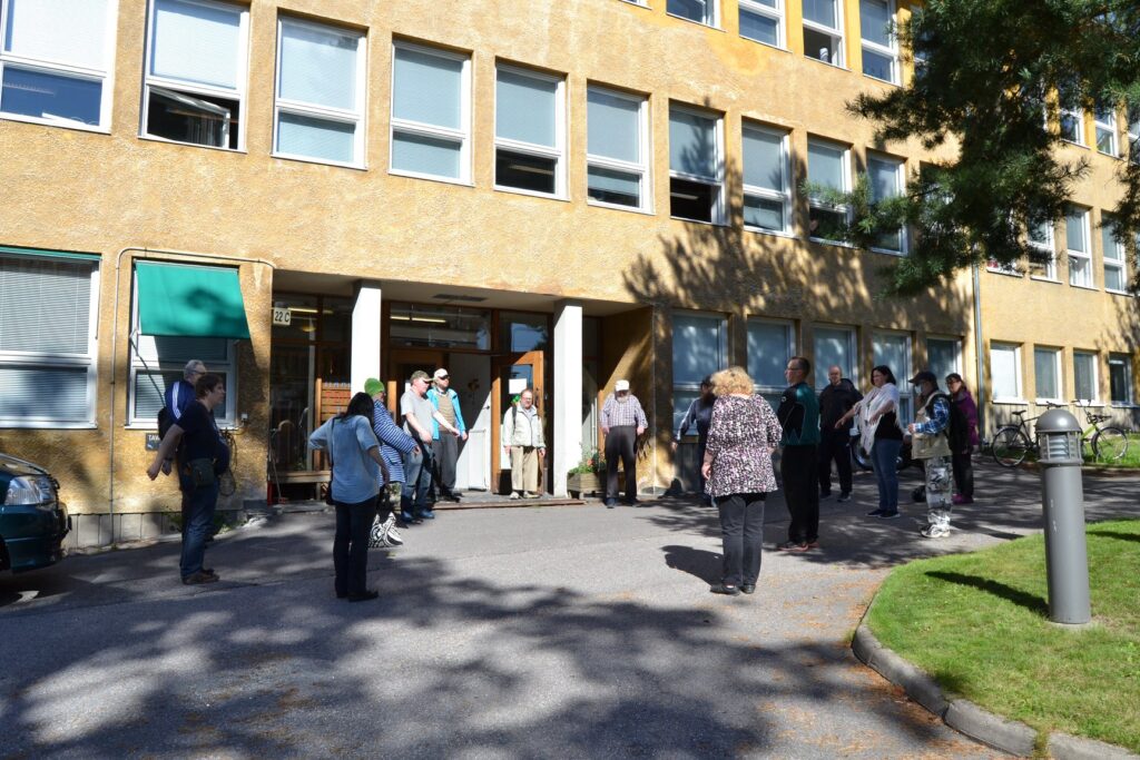 Mielenterveysyhdistys Vernetti järjesti kaikille avoimen kävelytapahtuman. Lähtö...