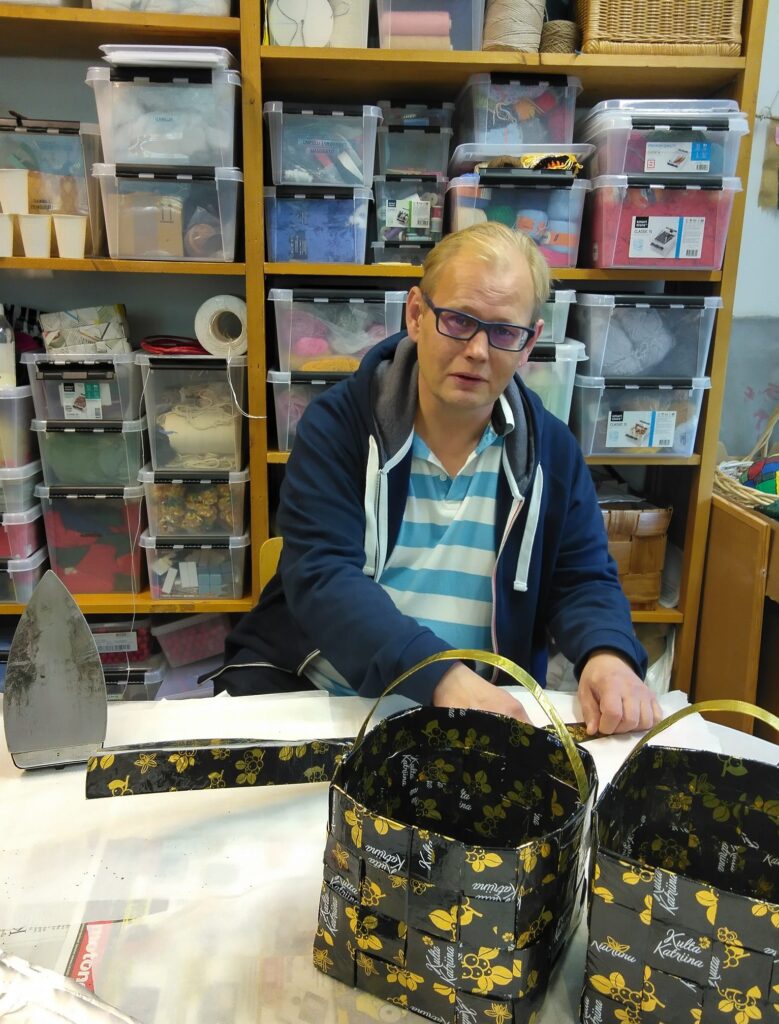 Heikin taitavissa käsissä kierrätetään kahvipussit koreiksi. 
 Mukavaa viikonlop...