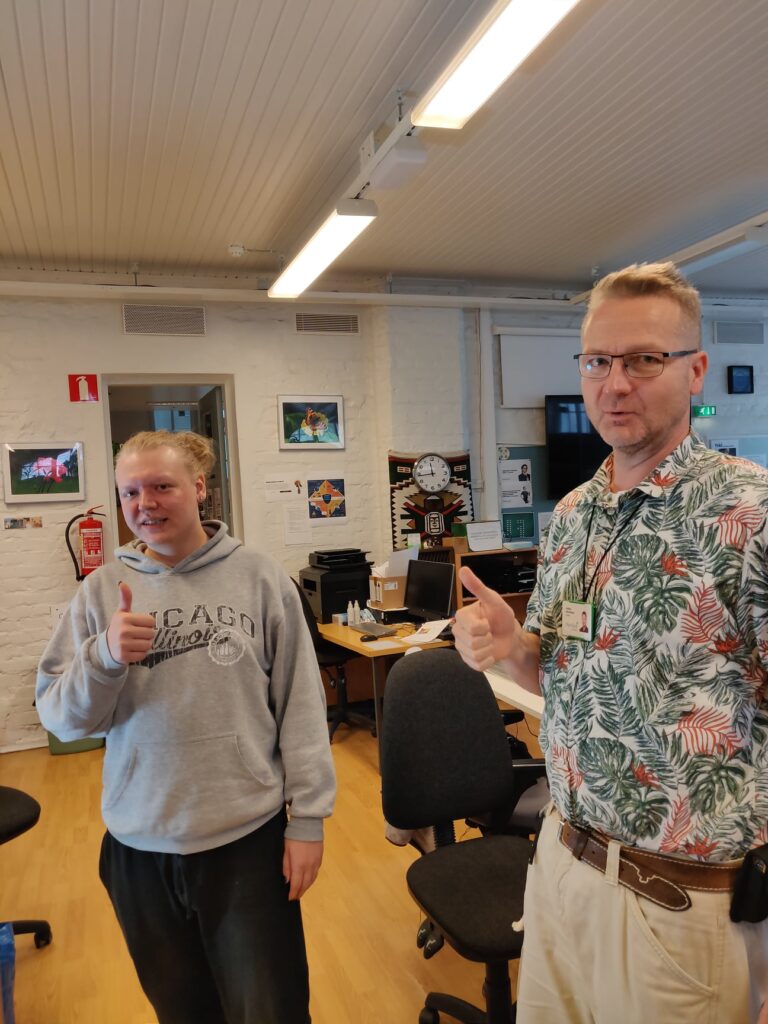 Joel suoritti kiitettävällä arvosanalla historiamme ensimmäisen datanomitutkinto...