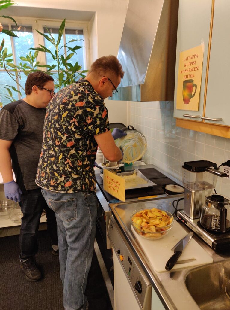 Veikko ja Jaakko tekivät tänään omenapiirakkaa kera jäätelön, oli muuten hyvää 
