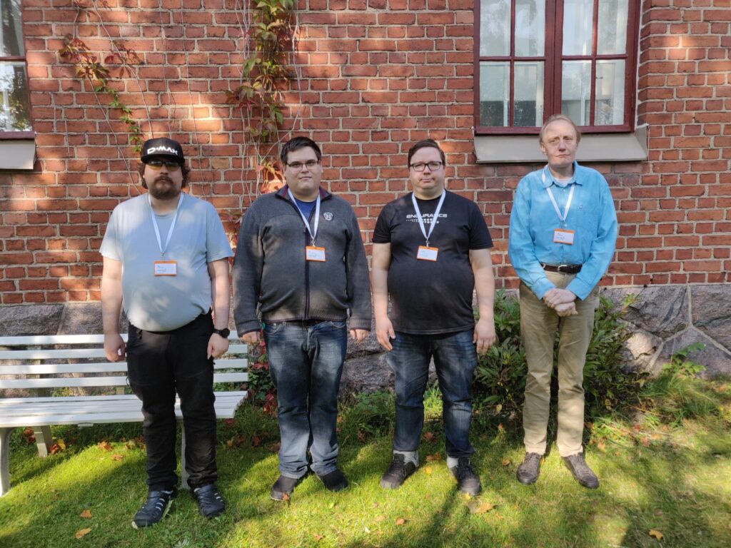 Kuvassa vasemmalta oikealle kohteliaat ja osaavat vertaistukiohjaajamme Nico, Ar...