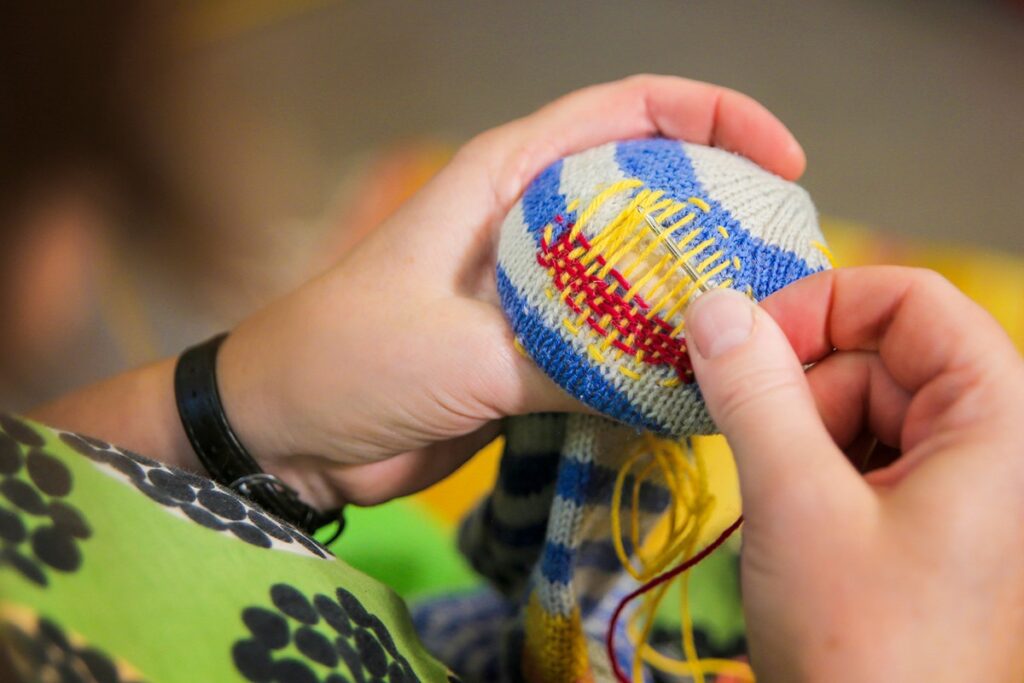 Vuoden 2021 käsityötekniikka on parsiminen ja paikkaus 

Vuoden 2021 käsityötekn...