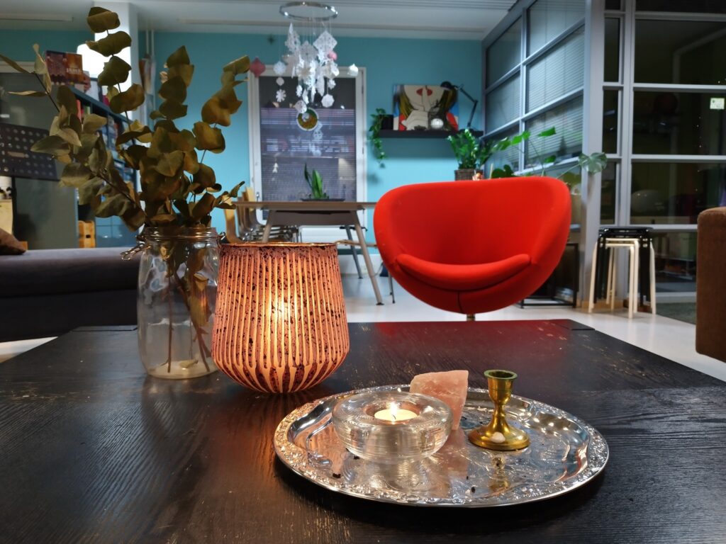 Joulun tunnelmaa, kynttilä, lyhty ja himmeli Kulttuuripaja Elviksen tiloissa