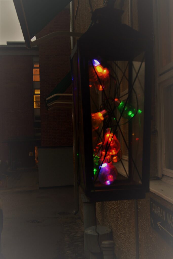 Vaikka päivät ovatkin vielä pimeitä niin tunnelma toimintatalon pihalla oli lämm...