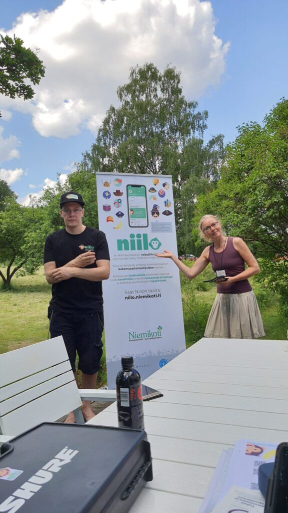 Niiloa esiteltiin Villa Borgiksessa. Kuvassa Tuomas ja lähihoitajaopiskelija Annika.