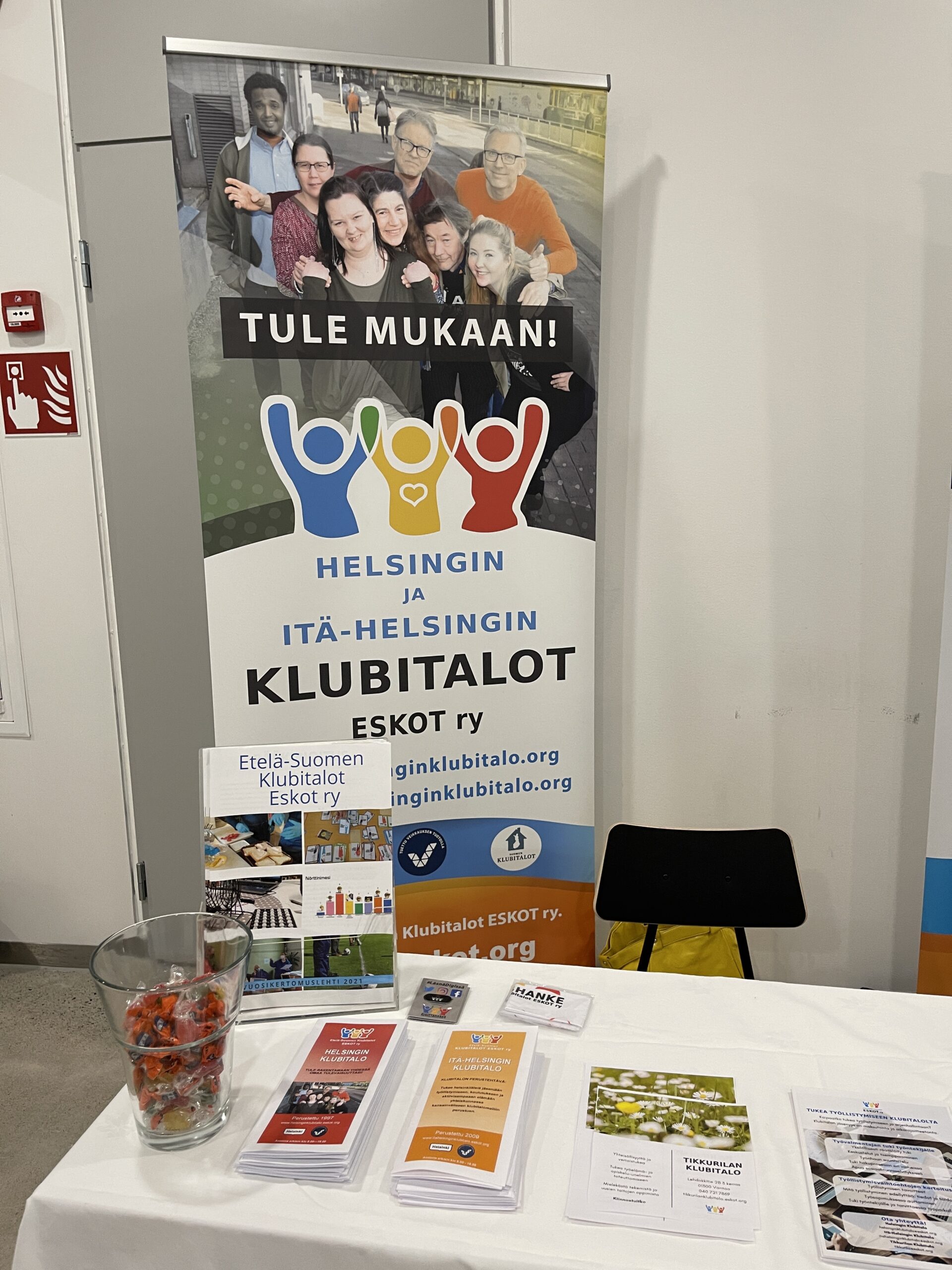 Klubitalojen ständi, jossa rollup ja esitteitä.