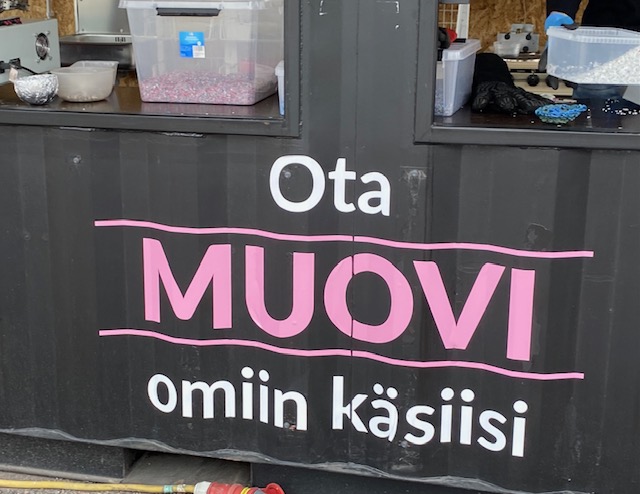 Workshoppina toimivan parakin seinäteksti.