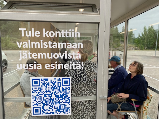 Ryhmä kuuntelee alustusta päivän toimiin.