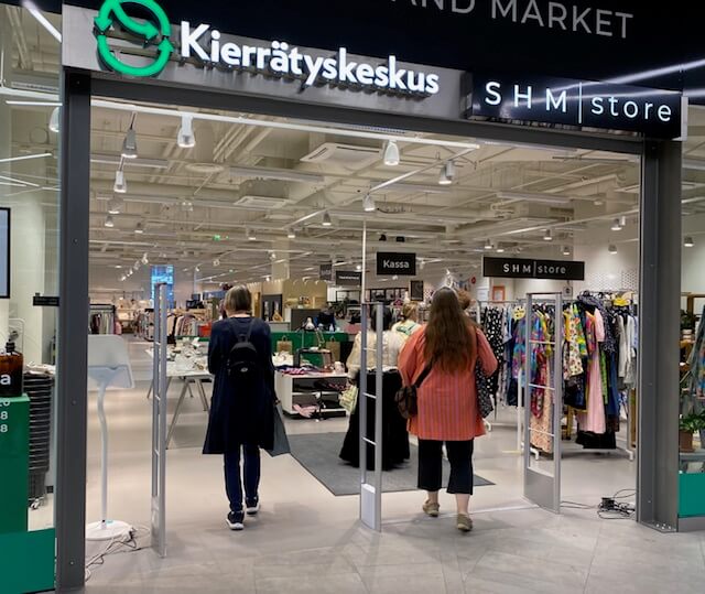 Kierrätyskeskuksen pääovi kauppakeskus Redissä.
