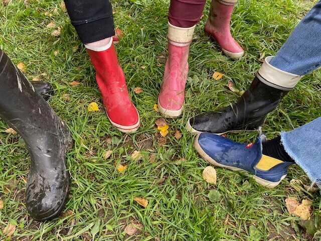 Ryhmäläisten kumisaappat olivat tarpeen savisella pellolla.