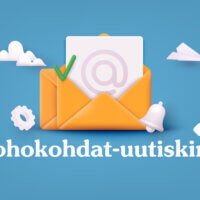 Kirjekuori, josta nousee paperi, jossa on @-symboli. Oranssi kirjekuori ja vihreä valintamerkki sen päällä. Ympärillä pilviä, hammasratas, paperilennokki ja kello. Teksti Kohokohdat-