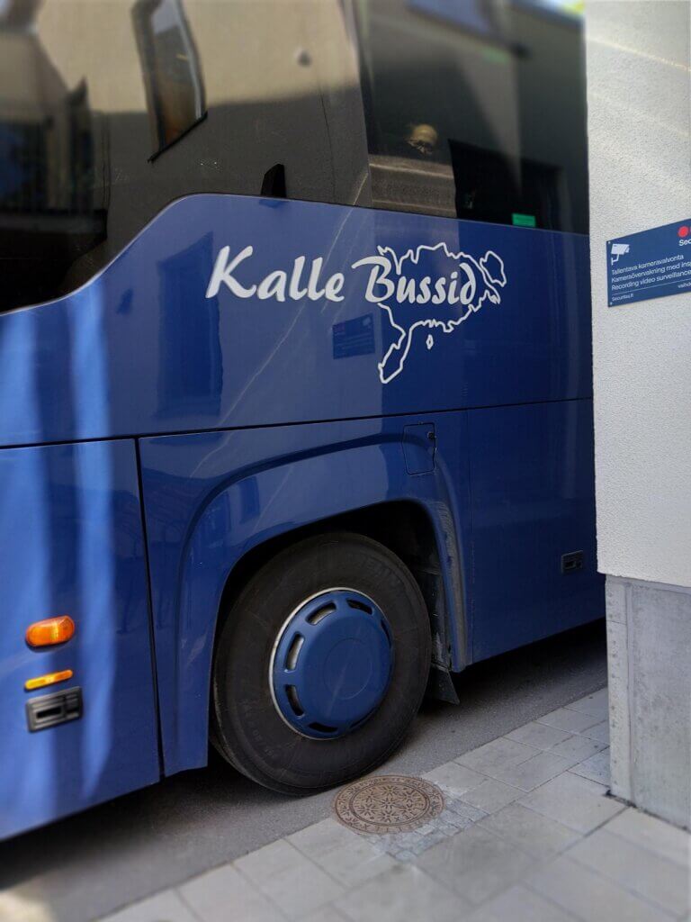 Sininen bussi, jossa on teksti "Kalle Bussid" ja kartta Suomesta.
