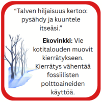 Talvisessa maisemassa on puu, ja tekstissä annetaan ekologinen vinkki muovien kierrättämisestä.