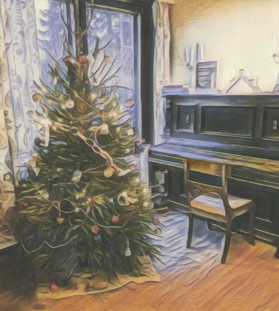 Huoneessa on joulukuusi koristeineen ja vanha piano, ikkunasta näkyy talvinen maisema.