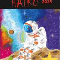 Kuvassa on avaruusasuinen astronautti istumassa kivisellä pinnalla värikkään avaruusmaiseman taustalla, jossa on tähtiä ja planeettoja.