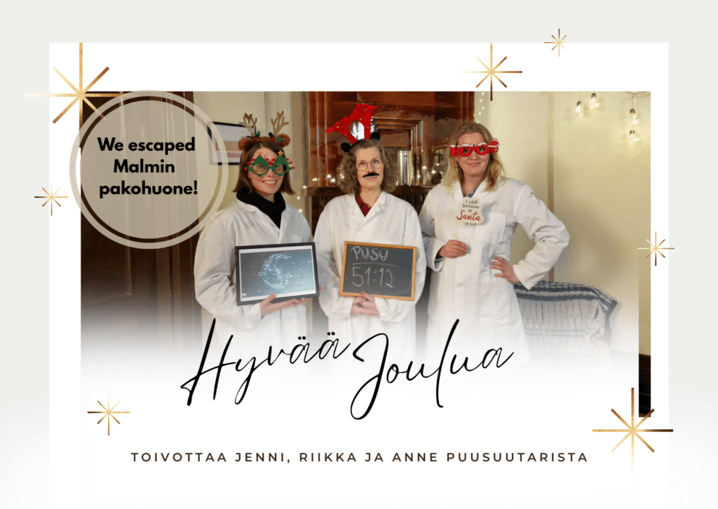 Kolme henkilöä jouluteemaisissa asusteissa, valkoisissa takeissa, poseeraa yhdessä ja toivottaa hyvää joulua.