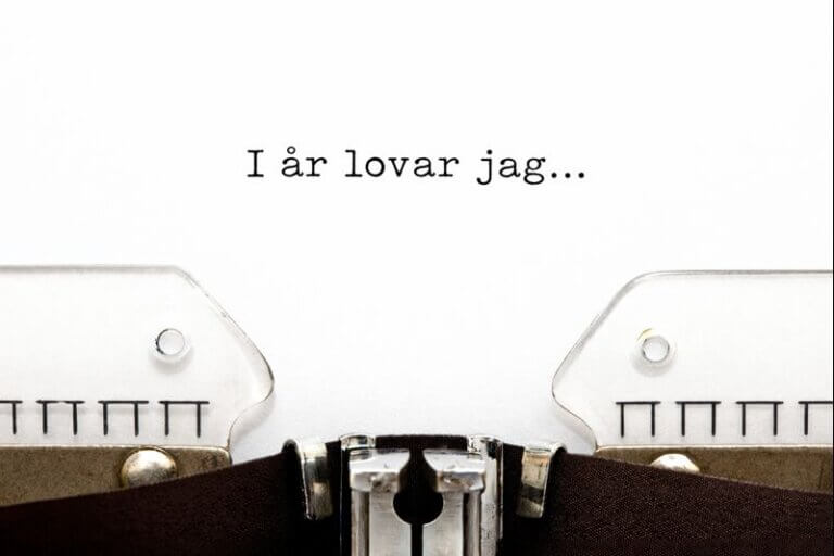 Text skriven på en gammaldags skrivmaskin som säger "I år lovar jag...".