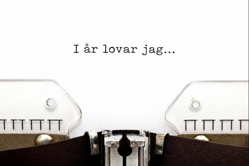Text skriven på en gammaldags skrivmaskin som säger "I år lovar jag...".