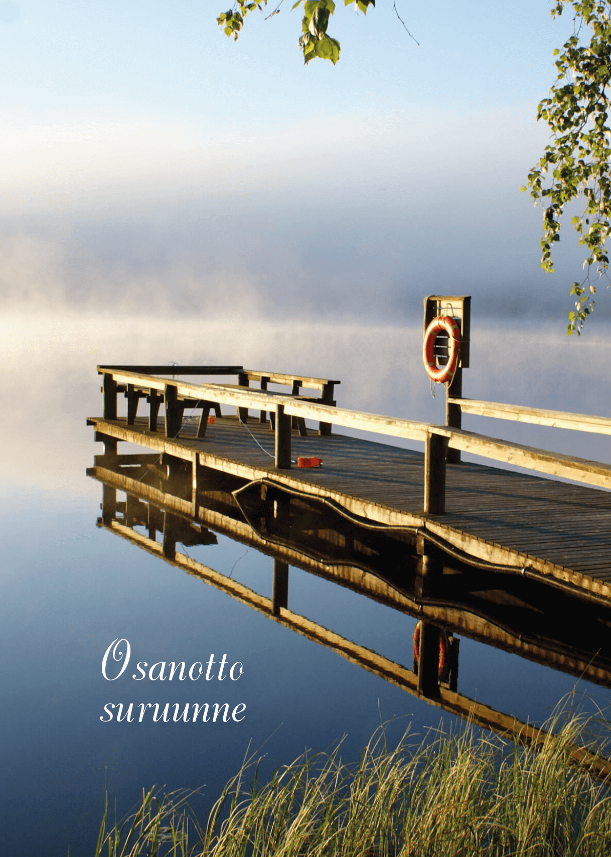 Laituri heijastuu rauhallisessa järvivedessä, taustalla sumua ja teksti "Osanotto suruunne".