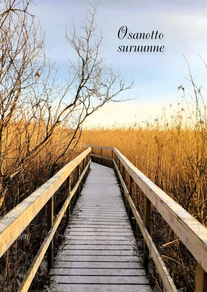 Puinen polku kulkee korkeiden heinien keskellä, taustalla on sininen taivas ja teksti "Osanotto suruunne".