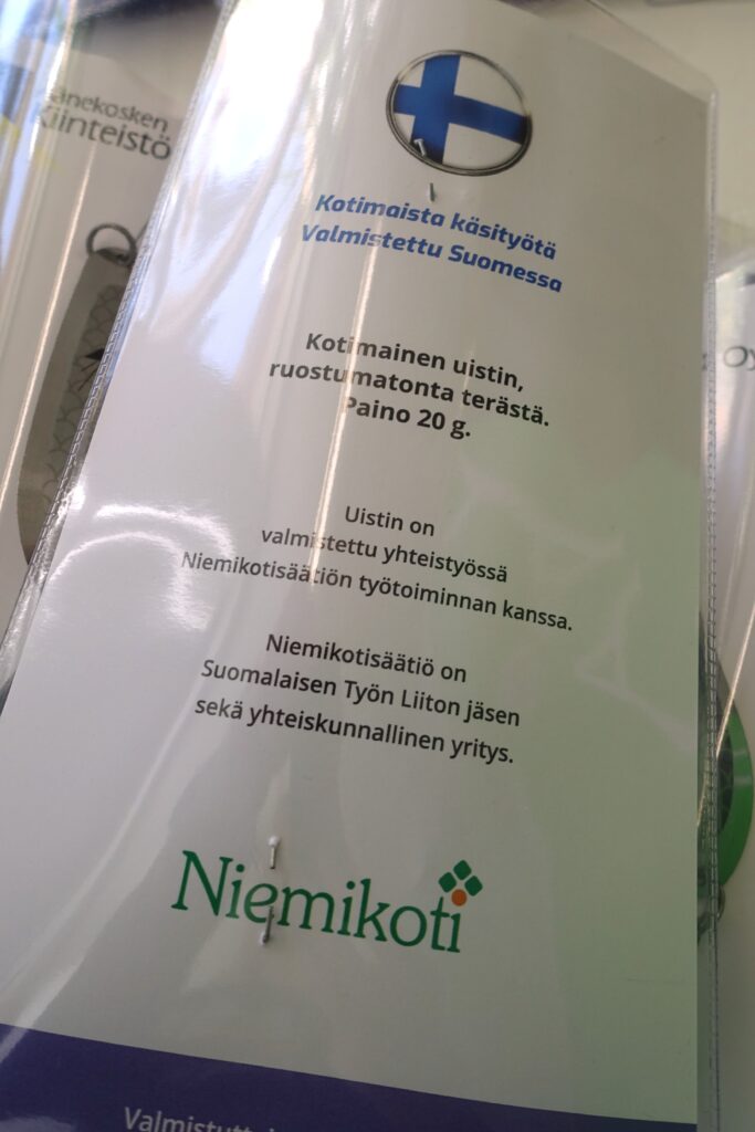 Kotimainen uistin, valmistettu ruostumattomasta teräksestä, paino 20 g, ja siihen liittyvät tiedot.