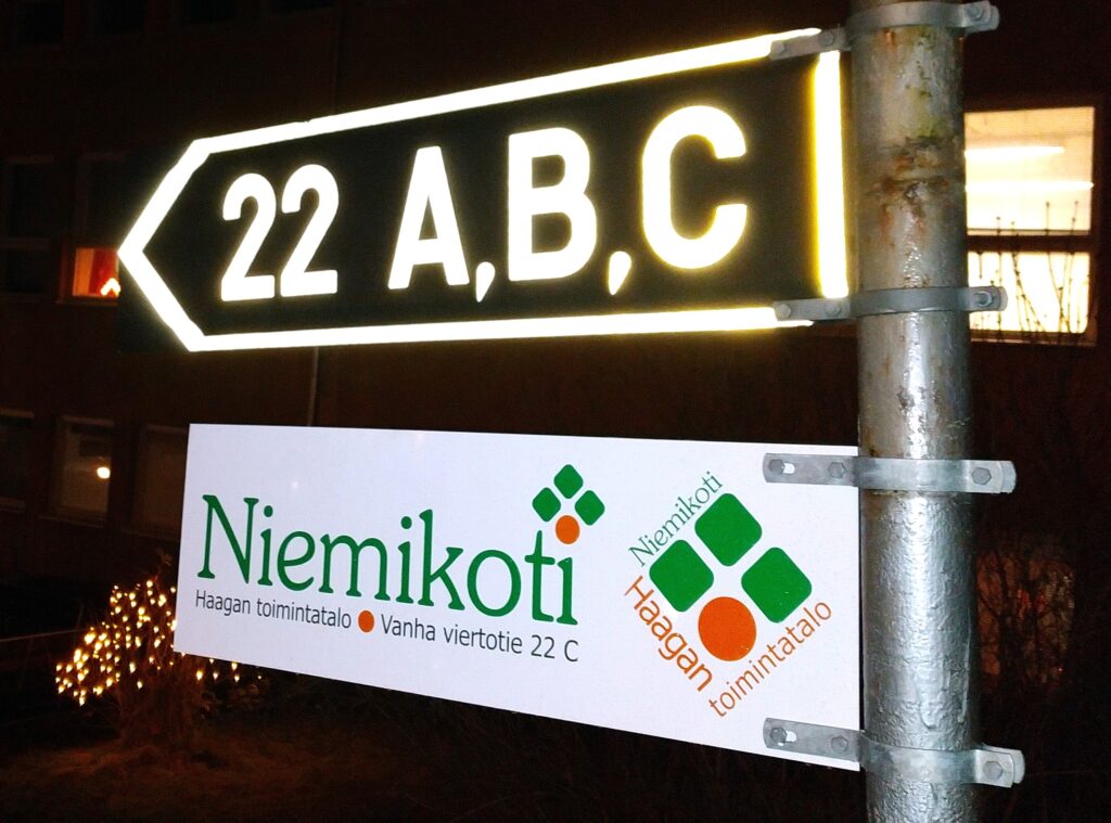 Kyltti näyttää osoitteet 22 A, B, C ja mainitsee Niemikodin, Haagan toimintatalon.