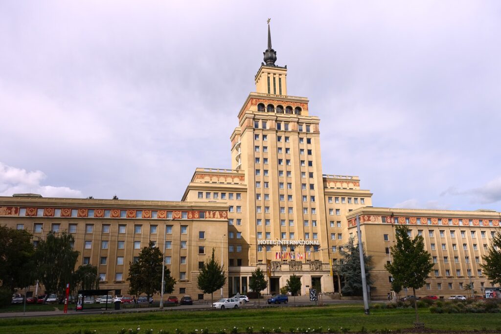 Kuvassa on Hotel International -rakennus Prahassa, joka on tyyliltään funktionalistinen ja korkea.