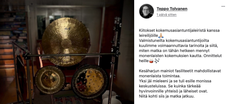 Kuvassa on kultaisia ja hopeisia gongsoita, jotka on asetettu telineeseen, taustalla näkyy hylly täynnä kirjoja.