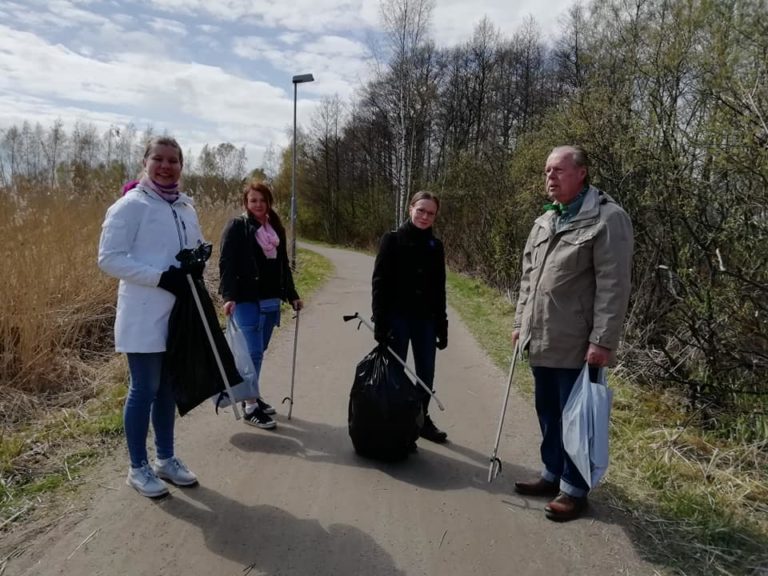 Osallistuimme kauniissa säässä Helsingin yleisten alueiden kevätsiivoustalkoisii…