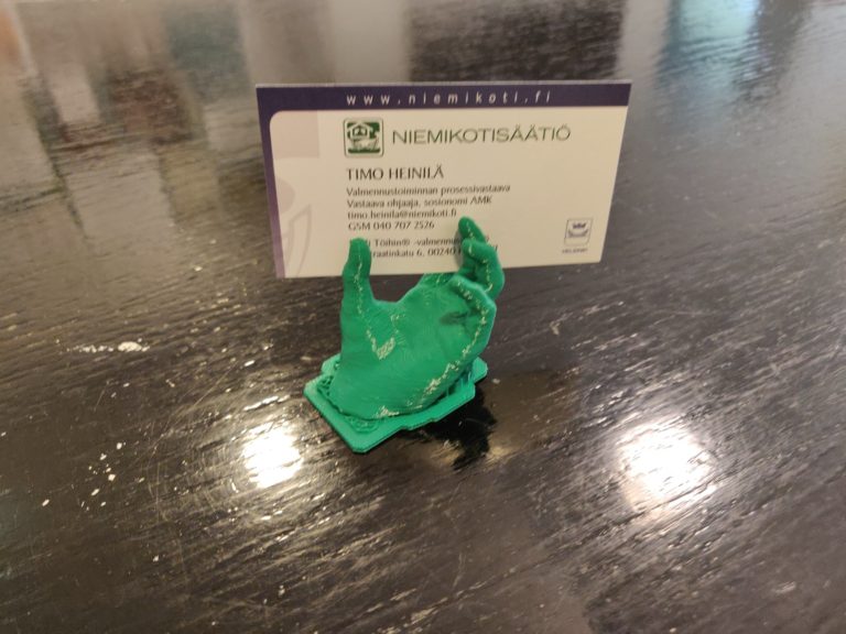 3d-tulostimella tehty käyntikorttipidike. Sangen hyvin muotoiltu handu. Värikin …