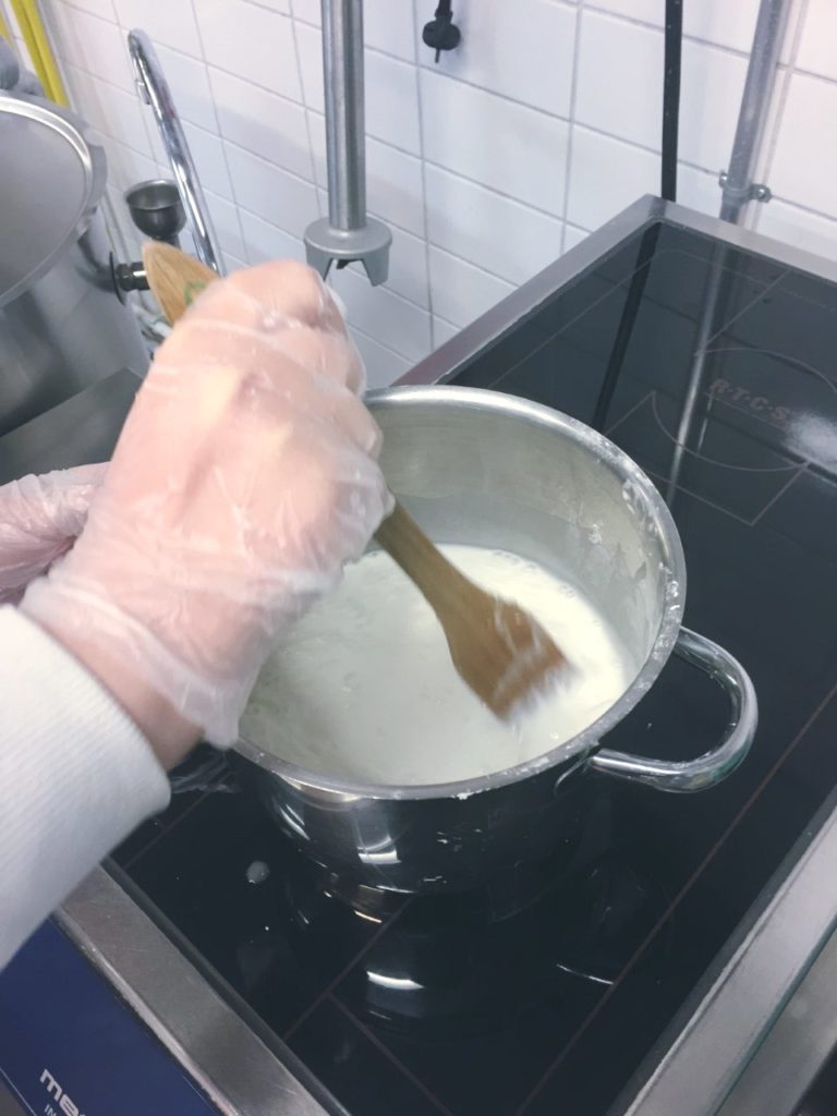 Kädentaitoryhmä: Kokkailimme tänään soodamassaa! Massasta muotoiltiin upeita kor…