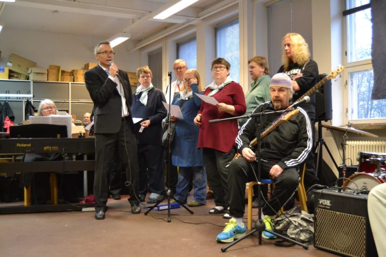 Tänään avoimissa ovissa esiintyivät SoiSeliSoi-kuoro ja Malmi House Band. Oli hi…