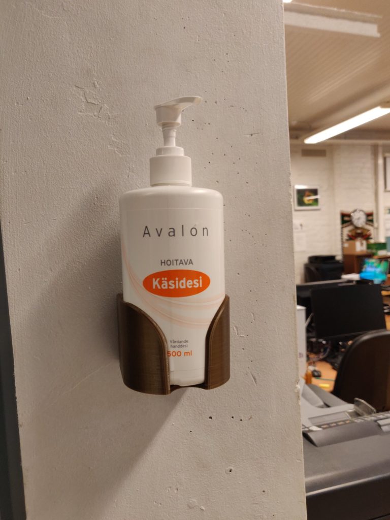 Ari suunnitteli kätevän telineen käsidesille 3D-tulostimella. Se tulee todella k…