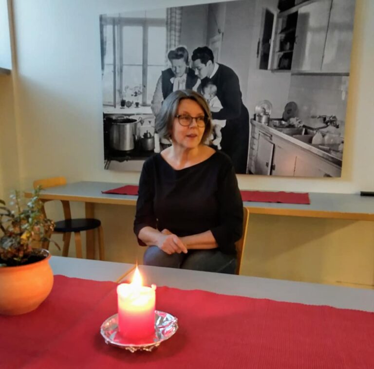 Ohjaajamme Tuula valmistui marraskuussa lähihoitajaksi ja tänään juhlittiin valm...
