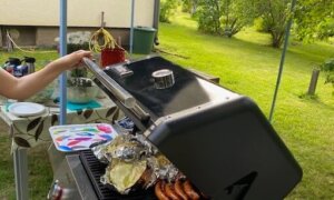 Grillimakkara on klassinen grilliruoka, joka tuo mieleen kesän ja ulkoilman. Sen herkullinen tuoksu ja maku ovat monille tuttuja.