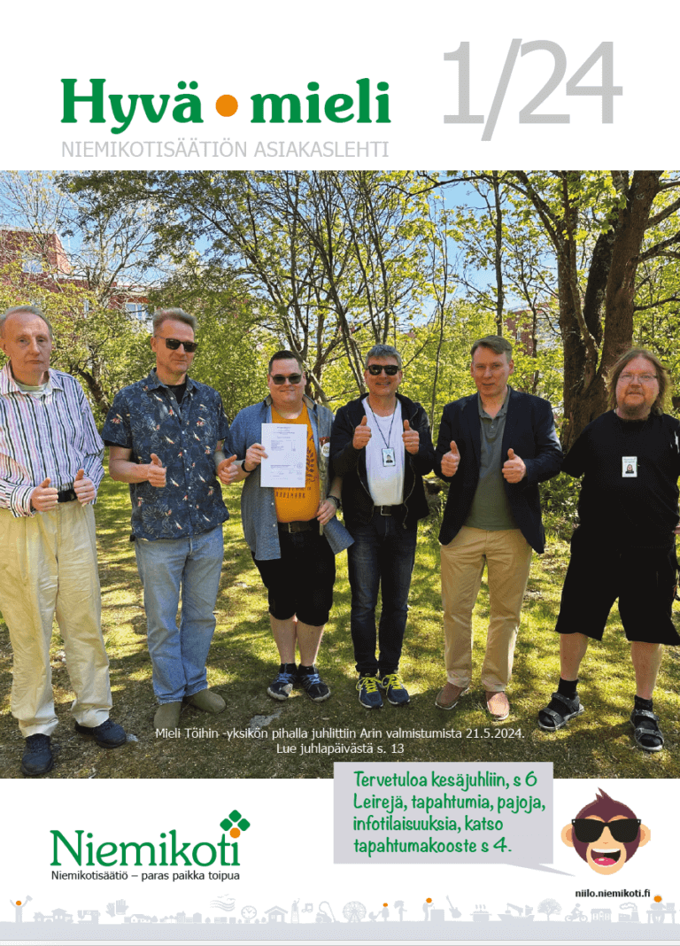 Lehden kansikuva, jossa 6 miesoletettua hymyilee peukut pystyssä ja yhdellä on todistus kädessä.
