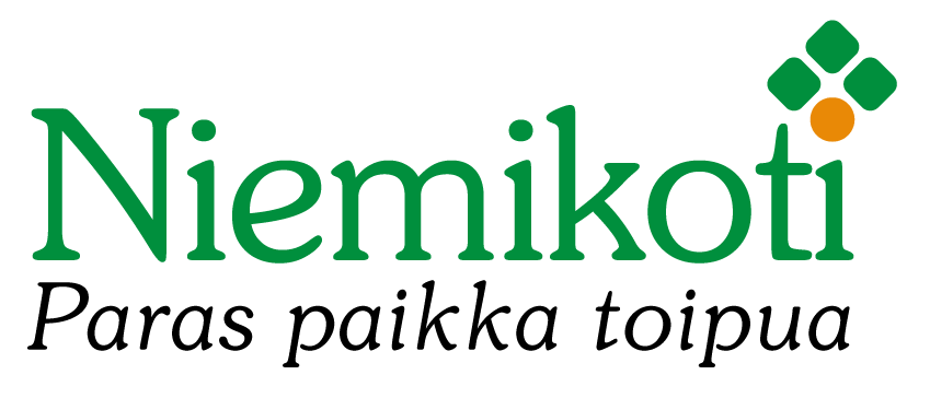 Logo, jossa on teksti Niemikoti vihreällä värillä. Tekstin yläpuolella oikealla on neljä vihreää neliötä ja yksi oranssi ympyrä, jotka muodostavat kukkakuvion.